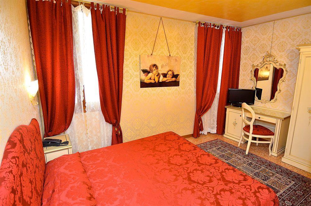 Отель Residenza La Campana Венеция Экстерьер фото