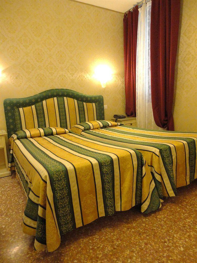 Отель Residenza La Campana Венеция Экстерьер фото