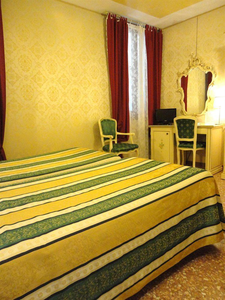 Отель Residenza La Campana Венеция Экстерьер фото