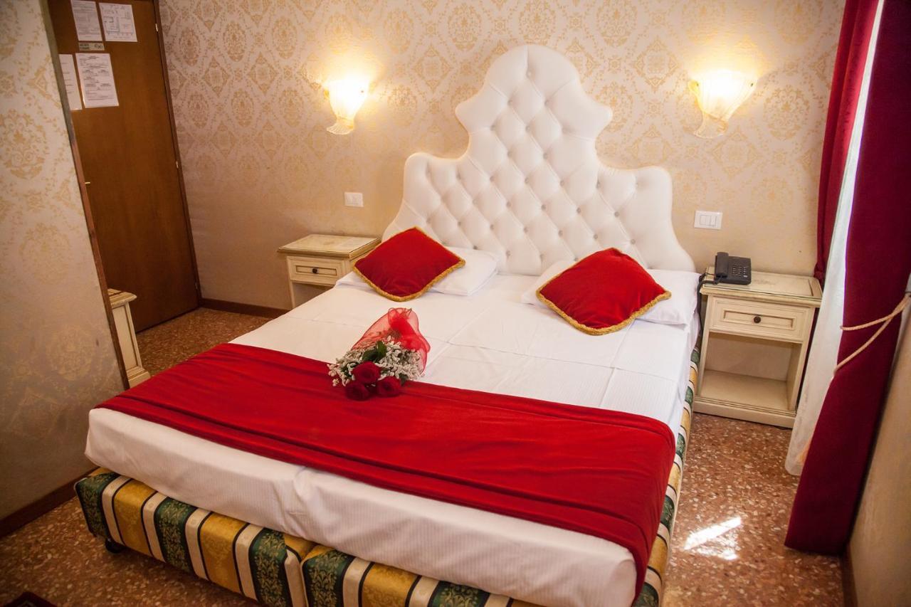 Отель Residenza La Campana Венеция Экстерьер фото